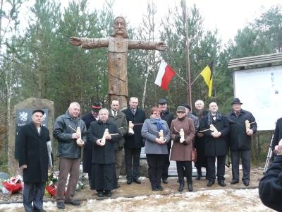 Na zdjęciu od lewej: Bolesław Prondziński – przedsiębiorca Piaszczyna/Wałdowo (wyróżniony Pasem Jednotë - Jedności im. Hieronima Derdowskiego) - Wielki Mistrz Honorowej Kapituły Fundacji NG – wyróżniony Bazuną uprzednich edycji<br /> Klemens Leman – rolnik; kaszubski działacz społeczny  regionalny  z Piaszna  -<br /> Bazuna Strażnik Rodnej Checzy.<br /> Ks. Franciszek Pudlewski proboszcz parafii pw Świętego Michała Archanioła w Tuchomiu<br /> Bazuna - Wielka Bazuna<br /> Czesław Klajst rolnik Wierzchocina  Czł Honorowej Kapituły Fundacji Bazunista poprzednich edycji – Gospodarz Strażnicy.<br /> Jarosław Czarnecki – nadleśniczy LP w Osusznicy  - Bazuna Kaszebscia Kleka<br /> Jacek Zmuda Trzebiatowski Starosta Powiatu Bytowskiego – Bazuna – Ten co zabeł kaszebsciego Smentka<br />  Lidia Zmuda Trzebiatowska z Starego Mostu nauczycielka w Zespole Szkół w Borowym Młynie – Bazuna Strażnik Rodnej Checzy<br /> Senator Jan Wyrowiński Toruń – Wicemarszałek Senatu RP – wyróżniony Pasem Jednotë – Jedności  im. Hieronima Derdowskiego - wyróżniony Bazuną uprzednich edycji – Czł. Honorowej Kapituły Fundacji NG<br /> Danuta Depka Prondzinska – Lewandowska – Bytów, nauczycielka Zespołu Szkół w Lipnicy. Twórczyni i prowadząca dziecięcy zespół Małe Gochy – Bazuna Strażnik Rodnej Checzy<br /> Wiktor Zybało (częściowo zasłonięty) Człuchów – Bazuna Kaszubska Kleka<br /> Zbigniew Talewski - Fundacja Naji Gochë<br /> Dr Tomasz Rembalski – Gdynia; Bazuna Kaszebscia Kleka<br /> Benedykt Lipski – Czarne – Bazuna – Ten co zabeł kaszebsciego Smentka
