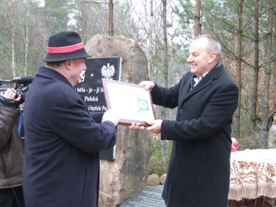 Bolesław Prondziński otrzymuje z rąk Czesława Klajsta Ryngraf - Pas jednote- Jedności im. Hieronima Derdowskiego