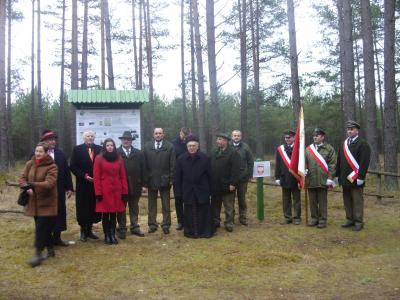 STRAŻNICA KIEŁPIN SZOSA W ŚRODKU KS. HENRYK CYRZAN CZŁ. KAPITUŁY FUNDACJI ng OBOK Z LEWEJ JAROSŁAW CZARNECKI NADLEŚNICZY lp W OSUSZNICY, Z PRAWEJ POCZET SZTANDAROWY NDL OSUSZNICA