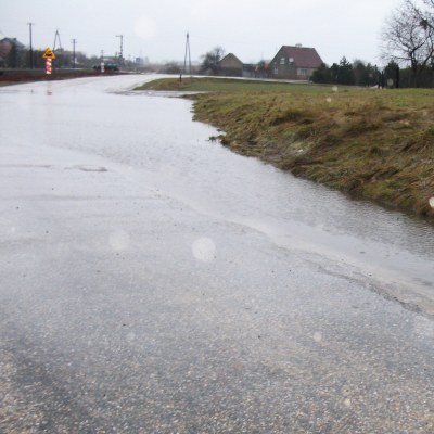 Woda płynie całą szetrokością ulicy Makowej w Brusach