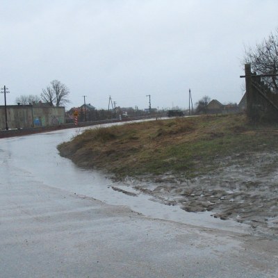 Woda przepływa pomiędzy ulicami Kalwaryjną i Dworcową w Brusach